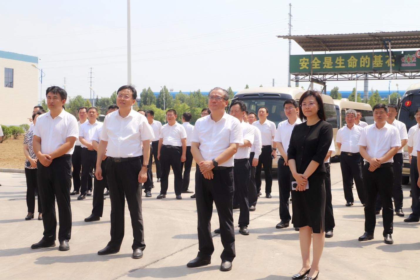 鄒平市黨建統(tǒng)領(lǐng)經(jīng)濟(jì)社會高質(zhì)量發(fā)展現(xiàn)場觀摩會與會領(lǐng)導(dǎo)來山東三星集團(tuán)觀摩指導(dǎo)